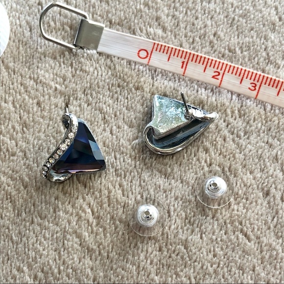 ✨2/$7✨ Earrings: Triangle Earrings, Gray, 1 pair 🛍 Bundle Me! - Picture 6 of 9